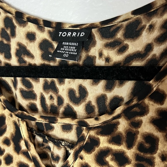 Torrid Leopard Print Georgette Keyhole Blouse Size 00 - Picture 6 of 9